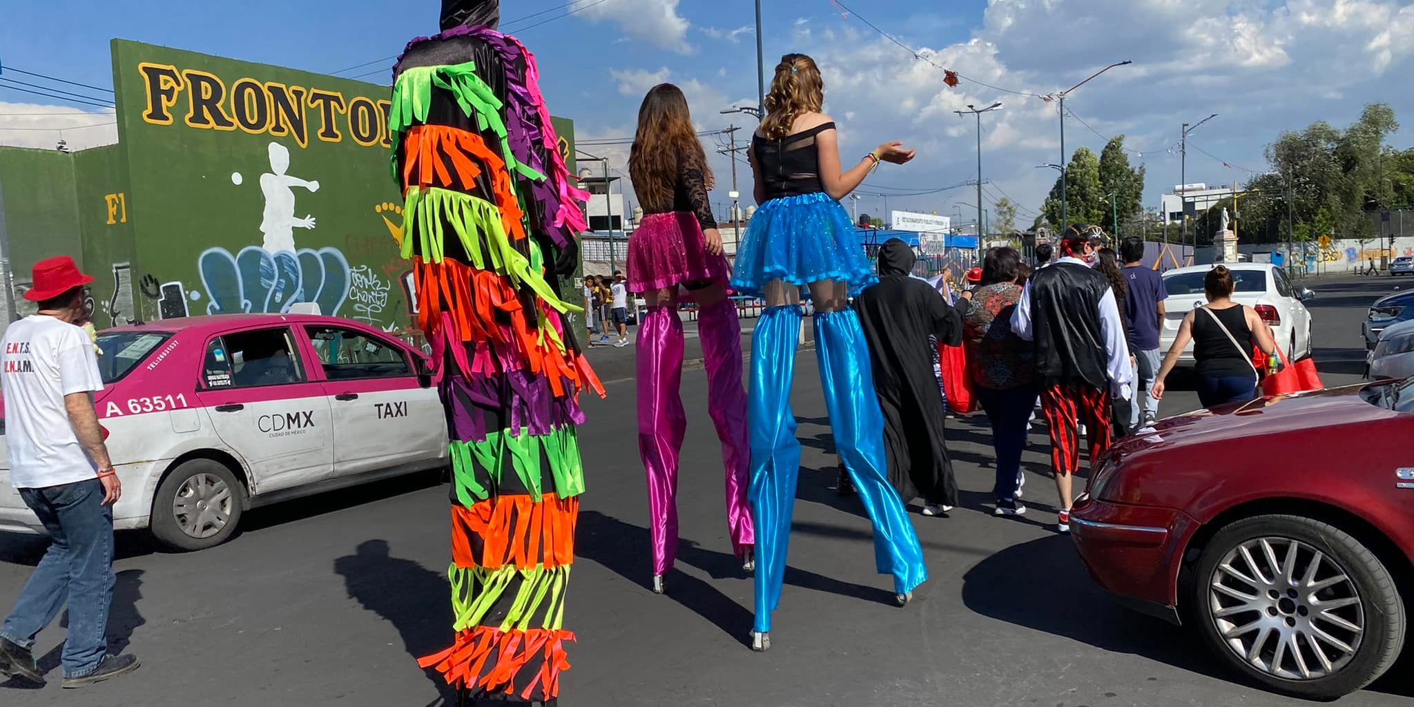 personas en sancos y con vestuario llamativo en las calles de Tepito, cdmx