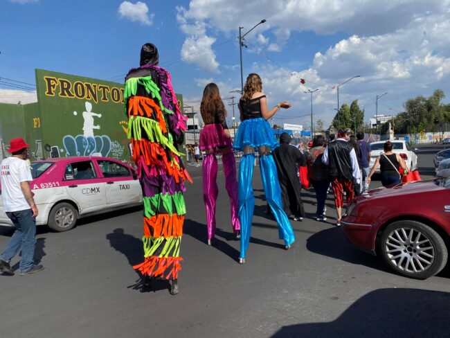 personas en sancos y con vestuario llamativo en las calles de Tepito, cdmx