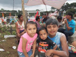 Niños en el panteón ejidal de Faja de Oro, municipio de Cacahoatán.