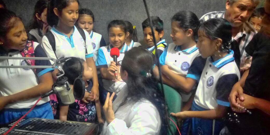Niños en entrevista en vivo desde la cabina principal de transmisión.