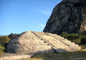 Basamento piramidal.
